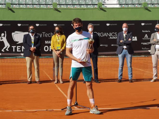 Pedro Martínez Portero, con su trofeo en Marbella.