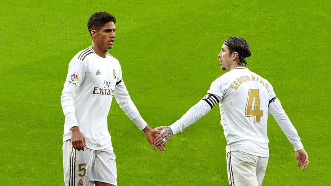 Raphael Varane y Sergio Ramos se saludan durante un partido del Real Madrid.
