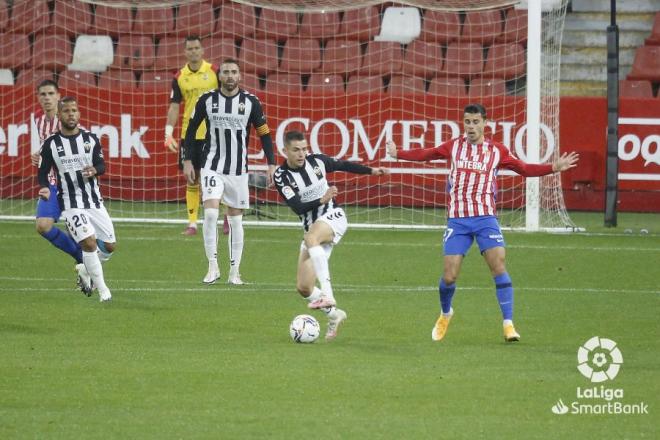 Un lance durante el Sporting-Castellón (Foto: LaLiga)