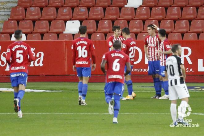 Los jugadores del Sporting celebran el gol de Djuka al Castellón (Foto: LaLiga)