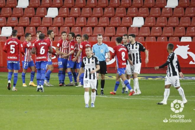 Los jugadores del Sporting celebran el gol de Djuka al Castellón (Foto: LaLiga)