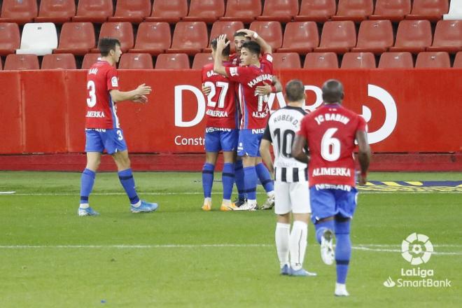 Los jugadores del Sporting celebran el gol de Djuka al Castellón (Foto: LaLiga)