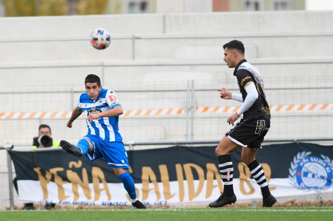 Jorge Valín pelea por un balón ante Unionistas (Foto:RCD)