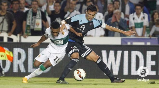 Cabral disputando el balón (Foto: LaLiga).