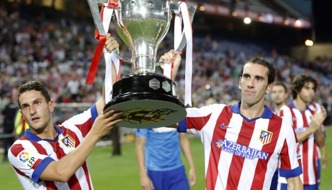 Koke y Godín levantan el trofeo de LaLiga Santander 2013-14 (Foto: Atlético de Madrid)