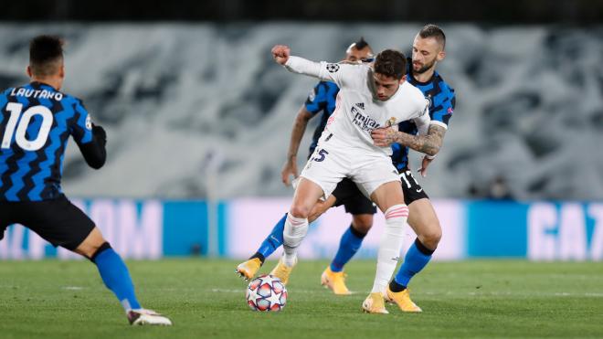 Fede Valverde controla delante de Brozovic (Foto: Real Madrid).