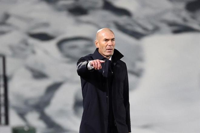 Zidane da instrucciones durante el Real Madrid-Inter (Foto: EFE).