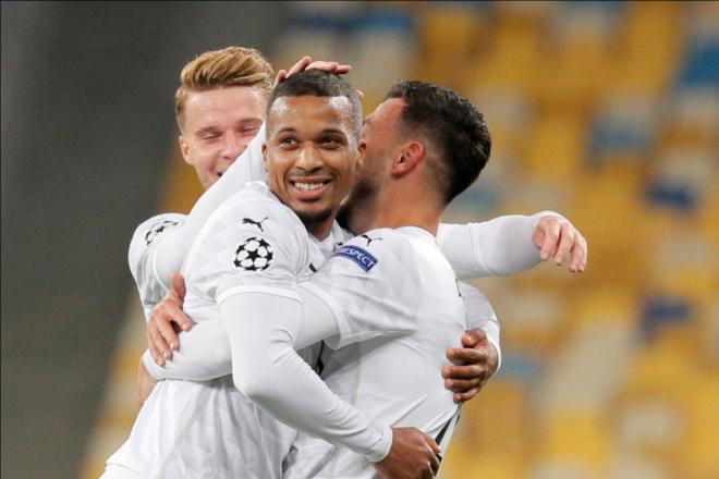 Alassane Pléa celebra un gol en el Shakhtar-Borussia Monchengladbach de Champions (Foto: EFE).