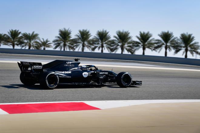 Fernando Alonso, durante las pruebas realizadas en Bahrein con el RS18 (Foto: Renault F1 Team)