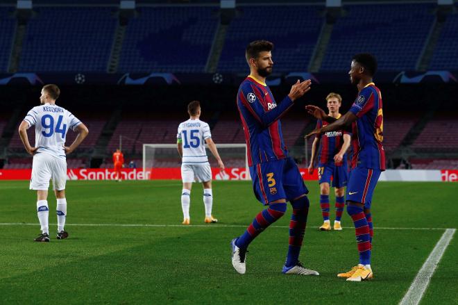Gerard Piqué celebra su gol con Ansu Fati  en el encuentro del Barcelona ante el Dinamo de Kiev (FOTO: EFE).