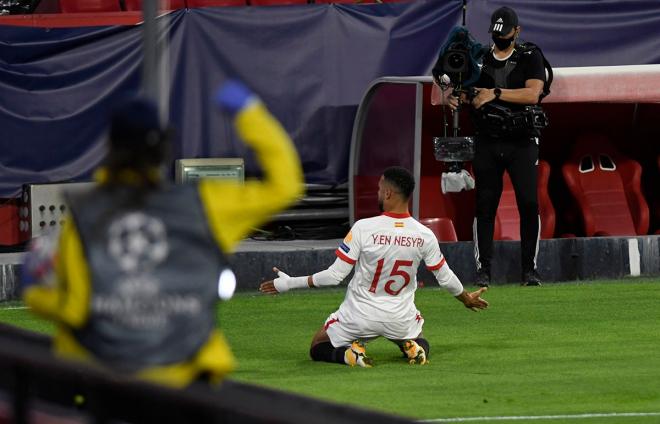 En-Nesyri celebra un gol con la elástica del Sevilla FC (Foto: Kiko Hurtado).