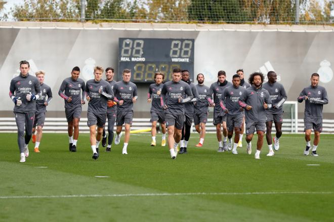 Los jugadores del Real Madrid hacen carrera continua en un entrenamiento (Foto: RMCF).