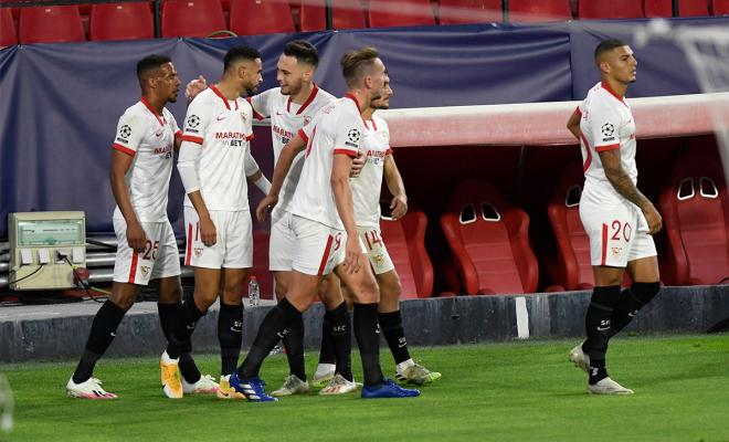 Los jugadores del Sevilla celebran un gol En-Nesyri en la Champions League (Foto: Kiko Hurtado).