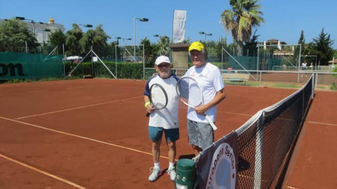 Leonid Stanislavskiy (izquierda) posa en la previa de un partido en un torneo de tenis para veteranos.