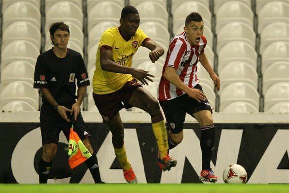 Yanis, con el Athletic en un partido en juveniles ante el Arsenal.