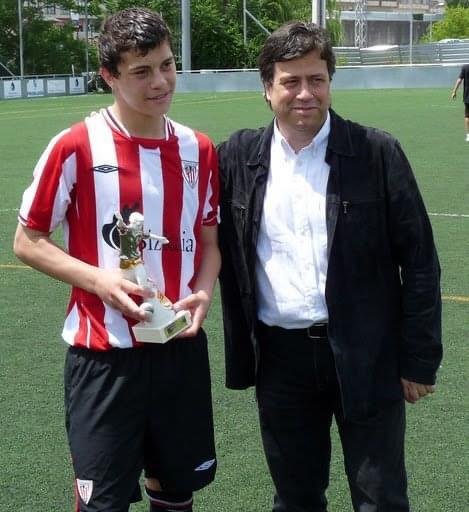 Yanis, recibiendo un premio en la cantera del Athletic.