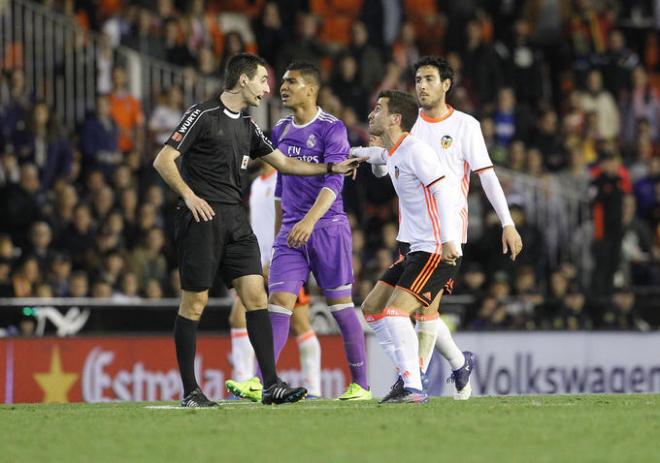 Gayà protesta al árbitro en un Valencia-Real Madrid. (Foto: David González)