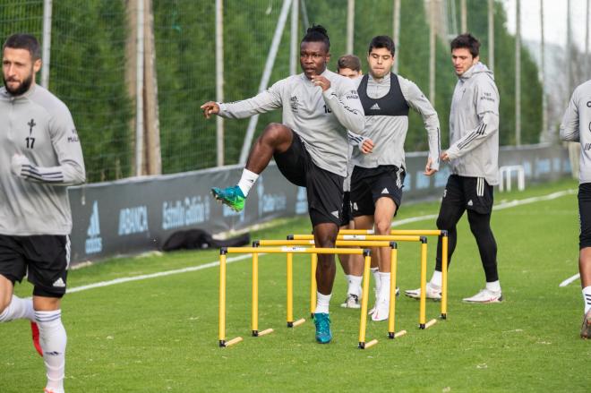 Joseph Aidoo realizando ejercicios en A Madroa (Foto: RC Celta).