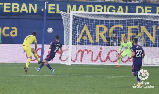 Luis Pérez bloquea un balón frente al Villarreal (Foto: Real Valladolid)