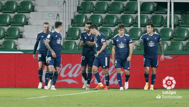 Los jugadores del Celta celebran el gol del empate de Santi Mina ante el Elche (Foto: LaLiga).