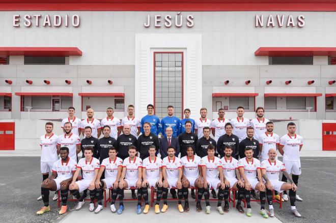 Gnagnon, abajo a la izquierda, en la foto oficial del Sevilla para la temporada 2020/21 (Foto: SFC).