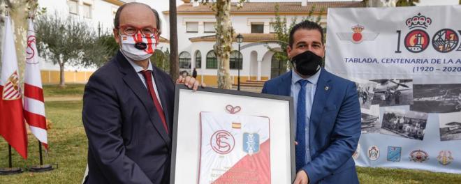Pepe Castro y Pablo Lozano en el 130º aniversario del que el Sevilla FC dice que fue el primer partido de fútbol en España (Foto: RFAF).