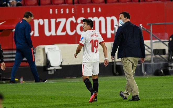 Acuña se retira lesionado del Sevilla - Celta de Vigo (Foto: Kiko Hurtado).