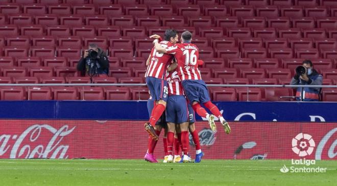 Joao Félix celebra el gol ante el Cádiz con sus compañeros.