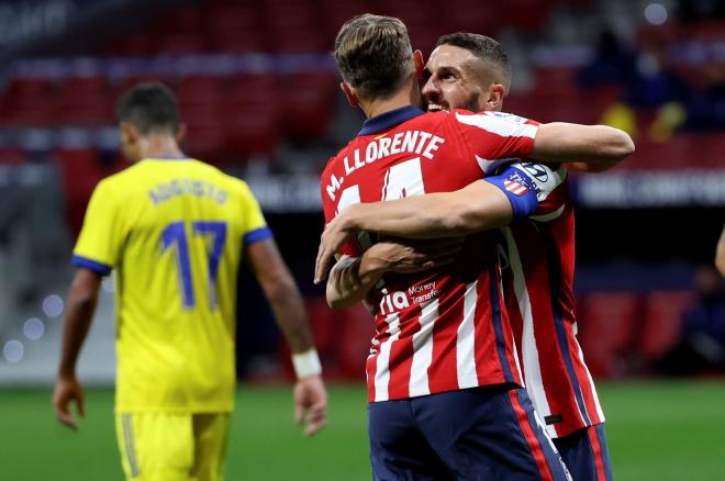 Marcos Llorente y Koke celebran un gol del Atlético de Madrid (FOTO: EFE).
