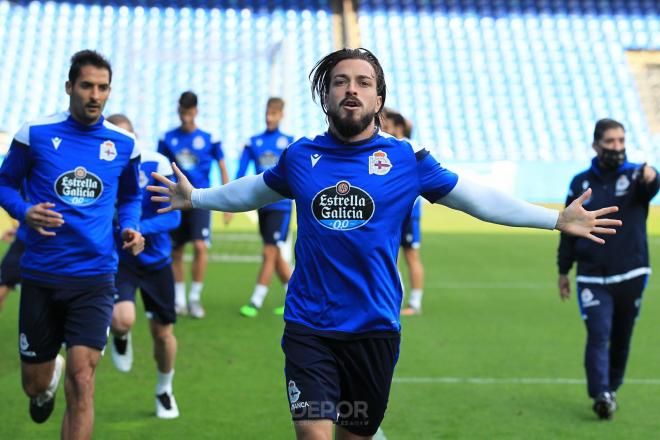 Héctor Hernández y el resto de la plantilla del Dépor entrenando en Riazor (Foto:RCD)