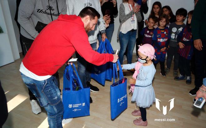 Leo Messi ofrece un regalo a una niña enferma (Foto: Fundación Messi)