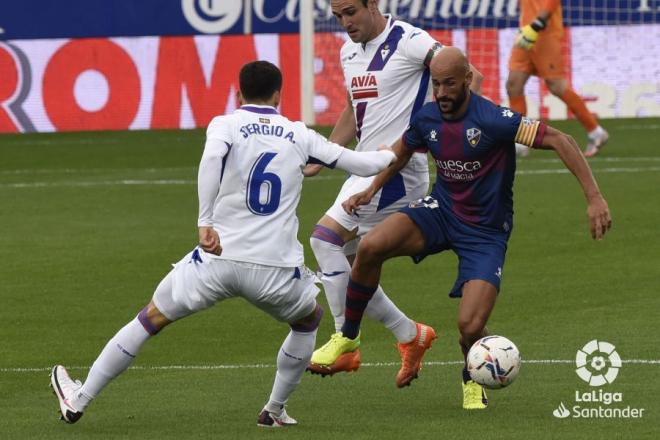 Mikel Rico conduce el balón ante Sergio Álvarez (Foto: LaLiga).