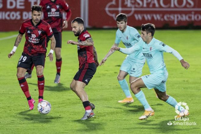 Un lance del Mirandés-Sporting de la primera vuelta (Foto: LaLiga)