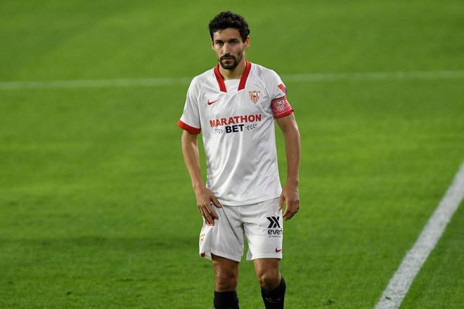 Jesús Navas se toca la zona de la lesión en el Sevilla-Osasuna (Foto: Kiko Hurtado).