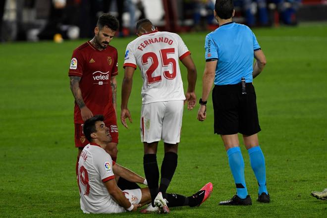 Acuña, lesionado en el Sevilla-Osasuna (Foto: Kiko Hurtado).