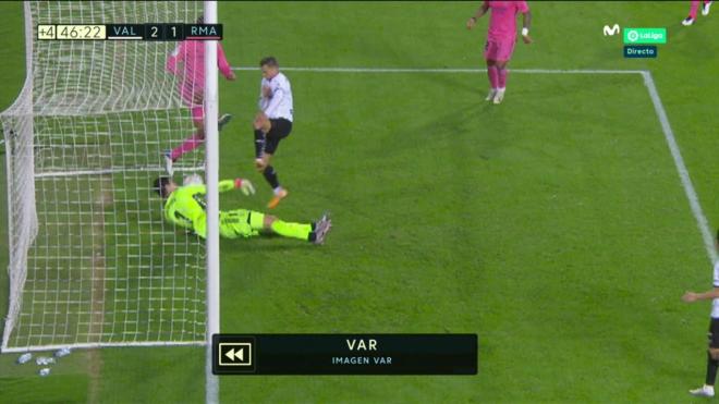 El balón entra claramente en la portería de Courtois y el VAR da gol para el Valencia CF