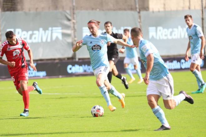 Holsgrove conduciendo el balón (Foto: RC Celta).