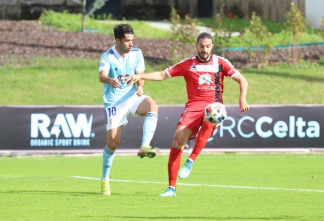 Solís presionando a un rival (Foto: RC Celta).