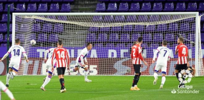 Los jugadores del Real Valladolid celebran el gol de Orellana ante el Athletic (Foto: LaLiga).