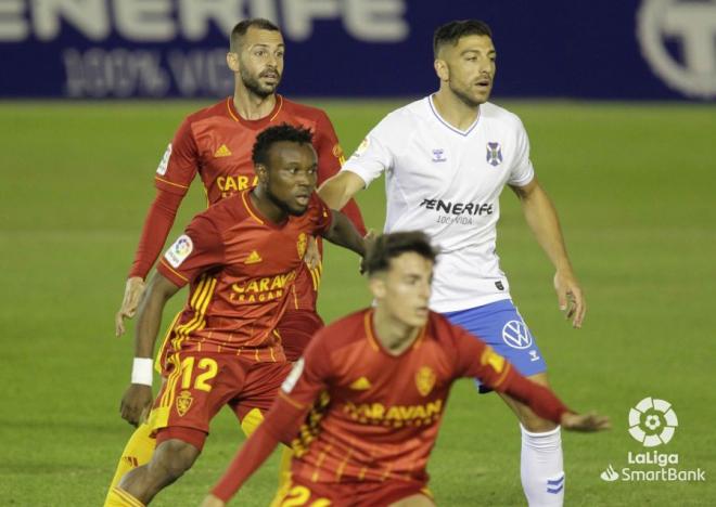 James Igbekeme y Alberto Guitián, durante el Tenerife-Real Zaragoza (Foto: LaLiga).