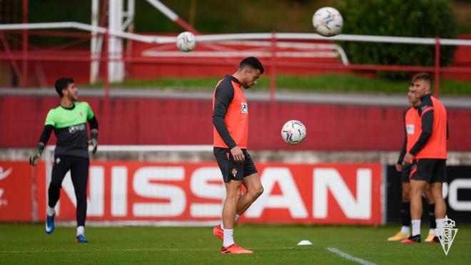 Javi Fuego, durante un entrenamiento del Sporting (Foto: Twitter).).