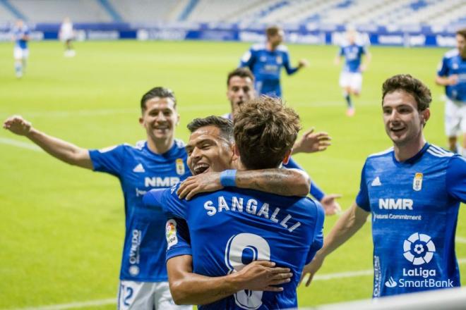 Los jugadores del Real Oviedo celebran el gol de Sangalli al Castellón (Foto: LaLiga).