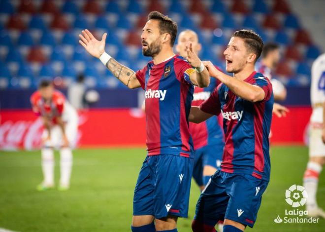 Morales y Bardhi celebran el gol del Levante ante el Alavés. (Foto: LaLiga)