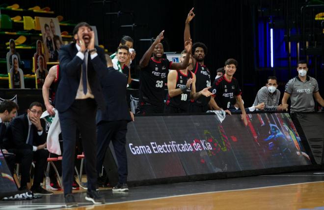 Álex Mumbrú y el banquillo de Bilbao Basket animando a tope a los que están en la cancha (Foto: Aitor Arrizabalaga).