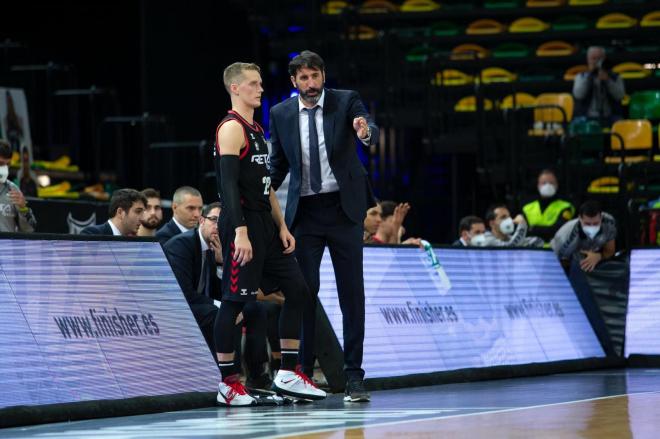 El técnico de Bilbao Basket Álex Mumbrú da instrucciones a Ludde Hakanson (Foto: Aitor Arrizabalaga).