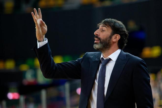 Álex Mumbrú, técnico del Bilbao Basket, gesticula desde la banda (Foto: Aitor Arrizabalaga).