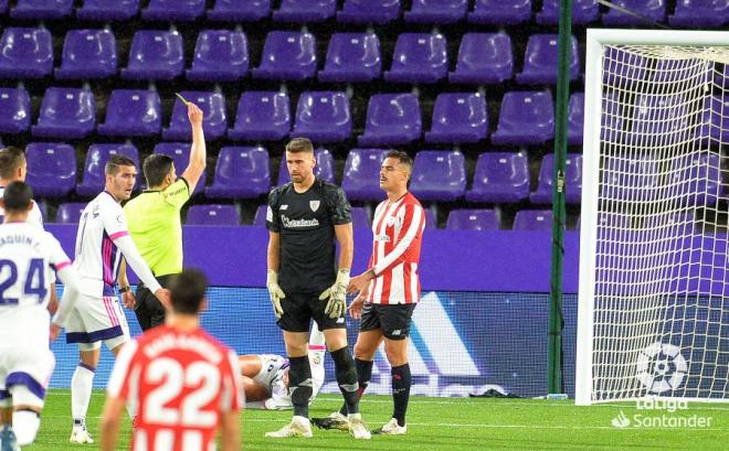 Unai Simón ve la amarilla tras hacer penalti en el Real Valladolid-Athletic (Foto: LaLiga).