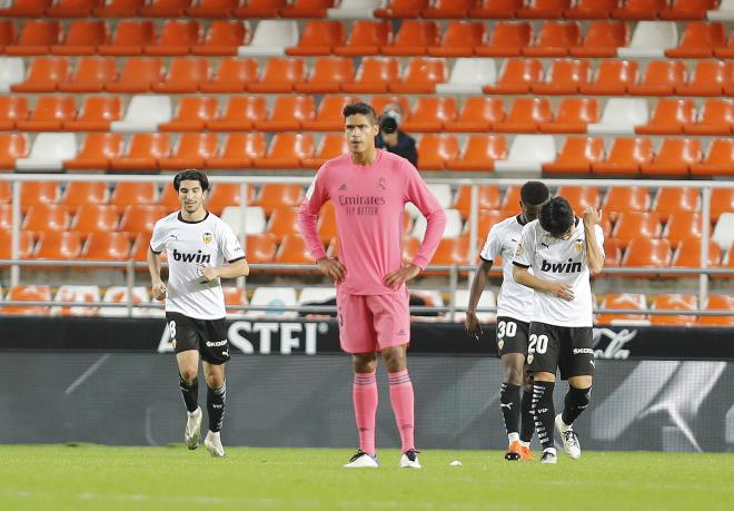 Varane lamenta un gol en la visita del Real Madrid a Mestalla (Foto: LaLiga).