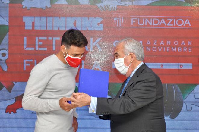 Aduriz, durante la presentación del Thinking, letrak eta futbola (Foto: Athletic)