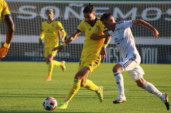 Callejón, peleando con un jugador del Cádiz B (Fotos: Marbella FC).